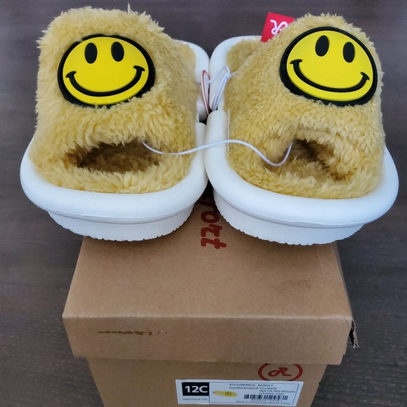 Fuzzy Slide Sandel - Picture 4 of 11